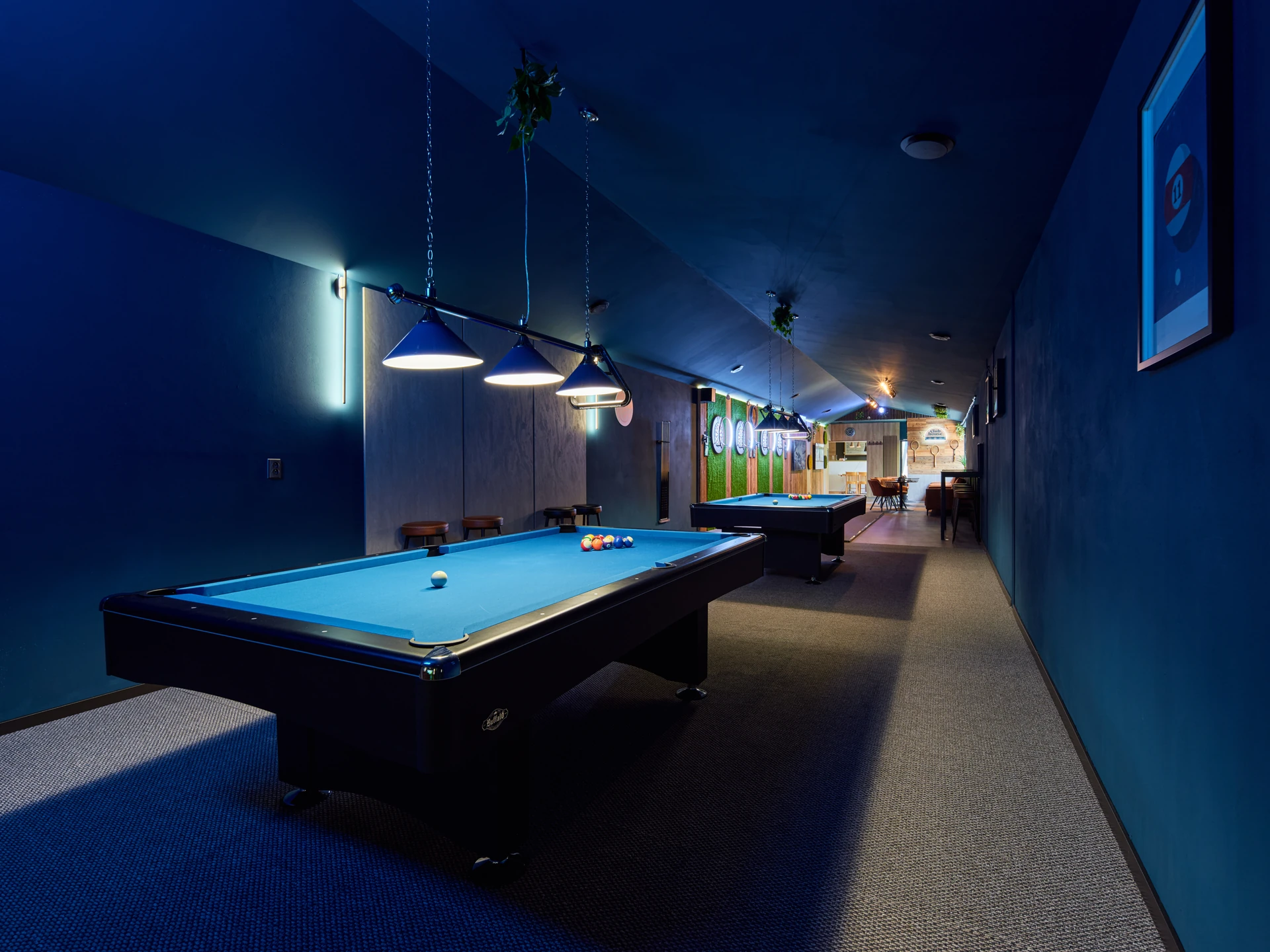 Biliardové stoly s modrým plátnom v priestoroch Clubhouse